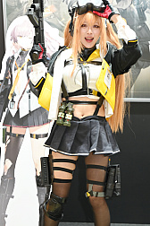 画像ギャラリー No.032のサムネイル画像 / 「コミックマーケット107」レポ。「NIKKE」や「ステラソラ」「ブラウンダスト2」などのブースで公式コスプレイヤーを撮影してきた