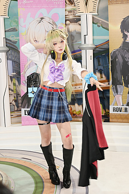 画像ギャラリー No.034のサムネイル画像 / 「コミックマーケット107」レポ。「NIKKE」や「ステラソラ」「ブラウンダスト2」などのブースで公式コスプレイヤーを撮影してきた