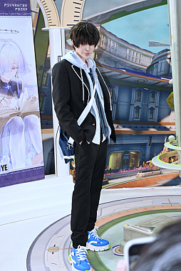画像ギャラリー No.036のサムネイル画像 / 「コミックマーケット107」レポ。「NIKKE」や「ステラソラ」「ブラウンダスト2」などのブースで公式コスプレイヤーを撮影してきた