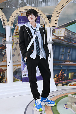 画像ギャラリー No.041のサムネイル画像 / 「コミックマーケット107」レポ。「NIKKE」や「ステラソラ」「ブラウンダスト2」などのブースで公式コスプレイヤーを撮影してきた