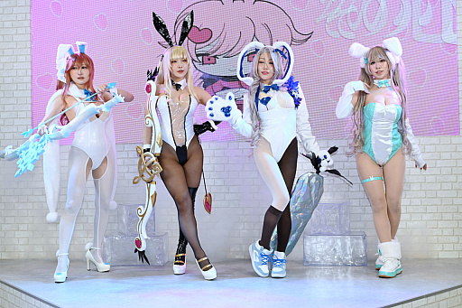 画像ギャラリー No.049のサムネイル画像 / 「コミックマーケット107」レポ。「NIKKE」や「ステラソラ」「ブラウンダスト2」などのブースで公式コスプレイヤーを撮影してきた