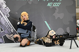 画像ギャラリー No.051のサムネイル画像 / 「コミックマーケット107」レポ。「NIKKE」や「ステラソラ」「ブラウンダスト2」などのブースで公式コスプレイヤーを撮影してきた