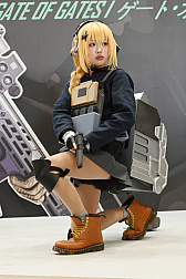 画像ギャラリー No.054のサムネイル画像 / 「コミックマーケット107」レポ。「NIKKE」や「ステラソラ」「ブラウンダスト2」などのブースで公式コスプレイヤーを撮影してきた