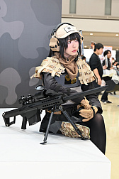 画像ギャラリー No.055のサムネイル画像 / 「コミックマーケット107」レポ。「NIKKE」や「ステラソラ」「ブラウンダスト2」などのブースで公式コスプレイヤーを撮影してきた