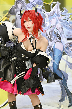 画像ギャラリー No.059のサムネイル画像 / 「コミックマーケット107」レポ。「NIKKE」や「ステラソラ」「ブラウンダスト2」などのブースで公式コスプレイヤーを撮影してきた