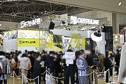 画像ギャラリー No.061のサムネイル画像 / 「コミックマーケット107」レポ。「NIKKE」や「ステラソラ」「ブラウンダスト2」などのブースで公式コスプレイヤーを撮影してきた