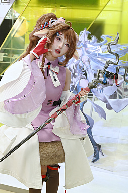 画像ギャラリー No.062のサムネイル画像 / 「コミックマーケット107」レポ。「NIKKE」や「ステラソラ」「ブラウンダスト2」などのブースで公式コスプレイヤーを撮影してきた