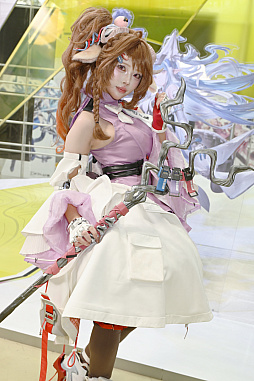 画像ギャラリー No.063のサムネイル画像 / 「コミックマーケット107」レポ。「NIKKE」や「ステラソラ」「ブラウンダスト2」などのブースで公式コスプレイヤーを撮影してきた