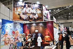 画像ギャラリー No.067のサムネイル画像 / 「コミックマーケット107」レポ。「NIKKE」や「ステラソラ」「ブラウンダスト2」などのブースで公式コスプレイヤーを撮影してきた