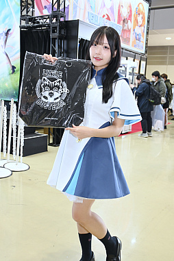 画像ギャラリー No.076のサムネイル画像 / 「コミックマーケット107」レポ。「NIKKE」や「ステラソラ」「ブラウンダスト2」などのブースで公式コスプレイヤーを撮影してきた