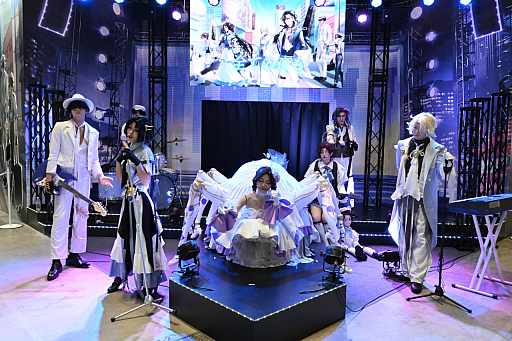 画像ギャラリー No.081のサムネイル画像 / 「コミックマーケット107」レポ。「NIKKE」や「ステラソラ」「ブラウンダスト2」などのブースで公式コスプレイヤーを撮影してきた