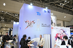 画像ギャラリー No.086のサムネイル画像 / 「コミックマーケット107」レポ。「NIKKE」や「ステラソラ」「ブラウンダスト2」などのブースで公式コスプレイヤーを撮影してきた