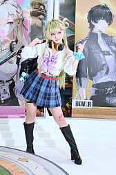 画像ギャラリー No.092のサムネイル画像 / 「コミックマーケット107」レポ。「NIKKE」や「ステラソラ」「ブラウンダスト2」などのブースで公式コスプレイヤーを撮影してきた