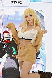 画像ギャラリー No.093のサムネイル画像 / 「コミックマーケット107」レポ。「NIKKE」や「ステラソラ」「ブラウンダスト2」などのブースで公式コスプレイヤーを撮影してきた