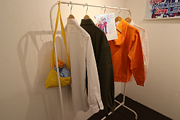 画像ギャラリー No.020のサムネイル画像 / じゃむさんっぽいど氏の個展「じゃむじゃむらんど-ひとり同人誌即売会」へ突撃！　ゲームキャラの彼シャツを実際に嗅ぐ体験が新鮮すぎる