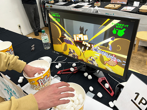 画像ギャラリー No.021のサムネイル画像 / 「TOKYO INDIE GAMES SUMMIT 2026」出展作品レポート(変わったコントローラ編)。ピザを焼き,ポップコーンを頂戴し,ビールで流し込んだ末,レジェンドクリエイターと遊んだ