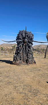 画像ギャラリー No.001のサムネイル画像 / モハーヴェ砂漠に不気味な造形アートが突如出現。「ディアブロ IV」の拡張パックか,「ゴッド・オブ・ウォー」の新作か!?