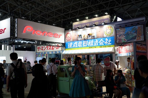 画像ギャラリー No.001のサムネイル画像 / ガンコンやミニ筐体などを体験可能。尖った参考出展でおなじみの達成電器と，そのノリに染まりつつあるパイオニアの共同ブース［TGS2025］