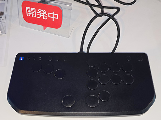 画像ギャラリー No.002のサムネイル画像 / 求む！ゲーマーの声。ホリのブースで開発中のレバーレスアケコンや格ゲー用ゲームパッドへの意見を募集中［TGS2025］