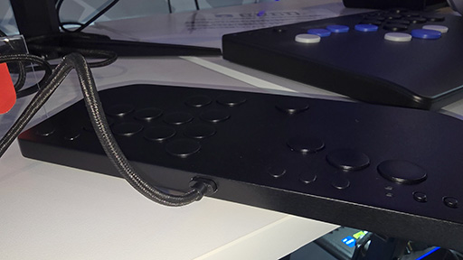 画像ギャラリー No.004のサムネイル画像 / 求む！ゲーマーの声。ホリのブースで開発中のレバーレスアケコンや格ゲー用ゲームパッドへの意見を募集中［TGS2025］