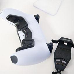 画像ギャラリー No.006のサムネイル画像 / 「DualSense」や「Xbox ワイヤレス コントローラー」にボタンを追加できるアタッチメントをAKFuryブースでチェック［TGS2025］