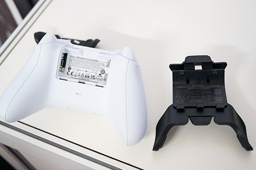 画像ギャラリー No.008のサムネイル画像 / 「DualSense」や「Xbox ワイヤレス コントローラー」にボタンを追加できるアタッチメントをAKFuryブースでチェック［TGS2025］