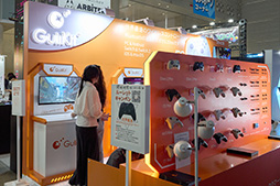 画像ギャラリー No.002のサムネイル画像 / 独自技術でBluetoothでも低遅延なGulikitの新作ゲームパッドに触れてきた。TGSで発表したTMRスティック搭載モデルも披露［TGS2025］