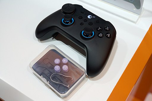 画像ギャラリー No.012のサムネイル画像 / 独自技術でBluetoothでも低遅延なGulikitの新作ゲームパッドに触れてきた。TGSで発表したTMRスティック搭載モデルも披露［TGS2025］
