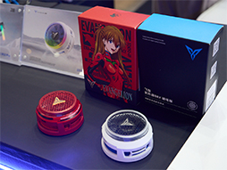 画像ギャラリー No.003のサムネイル画像 / 注目の新製品「VADER 5 PRO」やエヴァコラボのゲームパッドをFlydigiブースでチェックした［TGS2025］