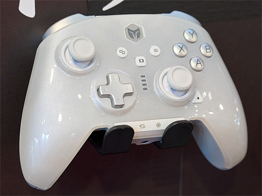 画像ギャラリー No.003のサムネイル画像 / 静電容量式スティックを採用したゲームパッド「Rainbow 3」をMOJHONブースで発見。気になる感触は？［TGS2025］