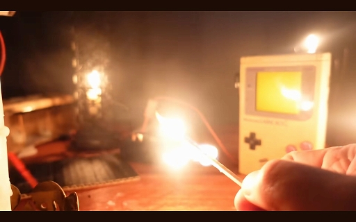 画像ギャラリー No.002のサムネイル画像 / ろうそくの炎でゲームボーイをプレイ。太陽電池では出力が足りない中，果たしてどのような方法が考案されたのか