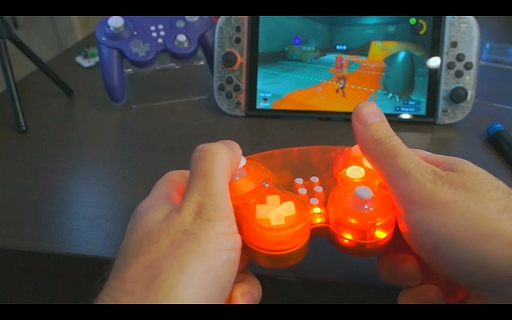 画像ギャラリー No.002のサムネイル画像 / ゲームキューブ風のサードパーティ製ゲームパッドがクラウドファンディング中。TMRジョイスティックなど最新機能を搭載し，発光設定も可能