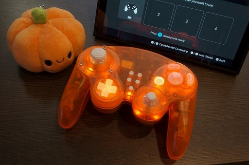 画像ギャラリー No.011のサムネイル画像 / ゲームキューブ風のサードパーティ製ゲームパッドがクラウドファンディング中。TMRジョイスティックなど最新機能を搭載し，発光設定も可能