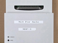 ���Υ����ѡ��ե��ߥ�����CD-ROM��PlayStation�פγ�ȯ����Ǥ�ȯ������롣�����å����ȼ���CD-ROM�ɥ饤�֤ǡ���¸����ͣ��Υ�˥å�