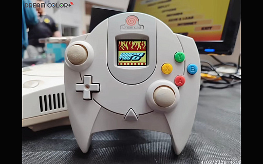 画像ギャラリー No.001のサムネイル画像 / ドリームキャストのコントローラをツインスティック化，振動やマイク，ビジュアルメモリのディスプレイも内蔵する非公式ハードがクラファン中