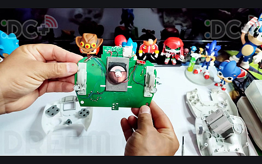 画像ギャラリー No.004のサムネイル画像 / ドリームキャストのコントローラをツインスティック化，振動やマイク，ビジュアルメモリのディスプレイも内蔵する非公式ハードがクラファン中