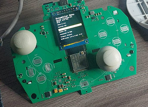 画像ギャラリー No.009のサムネイル画像 / ドリームキャストのコントローラをツインスティック化，振動やマイク，ビジュアルメモリのディスプレイも内蔵する非公式ハードがクラファン中