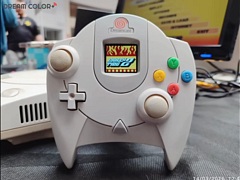 ドリームキャストのコントローラをツインスティック化，振動やマイク，ビジュアルメモリのディスプレイも内蔵する非公式ハードがクラファン中
