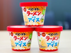 「ベビースターラーメン ON アイス」がクレーンゲームの景品として10月7日に登場。実物を写真と合わせて紹介