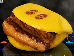 「パックマン」と長崎角煮まんじゅう(岩崎本舗)とのコラボで“角煮パックマン”が誕生。ランチクロス付きで本日より数量限定販売