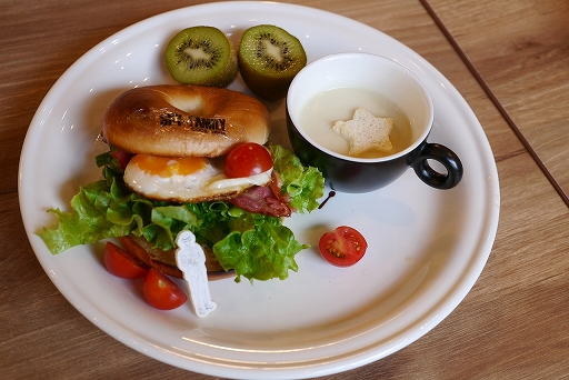 画像集 No.017のサムネイル画像 / カプコンカフェ,「劇場版 SPY×FAMILY CODE: White」コラボ試食会レポート。可愛らしいグッズと趣向を凝らしたメニューがファンをお出迎え