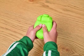 画像ギャラリー No.005のサムネイル画像 / ブタ型ラケットの鼻息で羽根を飛ばし合う。スポーツ系アクションゲーム「ブタミントン」，4月中旬に発売