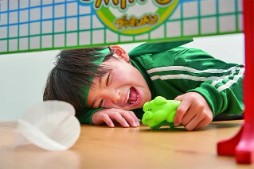 画像ギャラリー No.014のサムネイル画像 / ブタ型ラケットの鼻息で羽根を飛ばし合う。スポーツ系アクションゲーム「ブタミントン」，4月中旬に発売