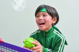 画像ギャラリー No.015のサムネイル画像 / ブタ型ラケットの鼻息で羽根を飛ばし合う。スポーツ系アクションゲーム「ブタミントン」，4月中旬に発売